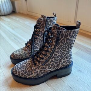 Brand NEW GUESS Women’s Fearne Lug Sole Lace Up Boots